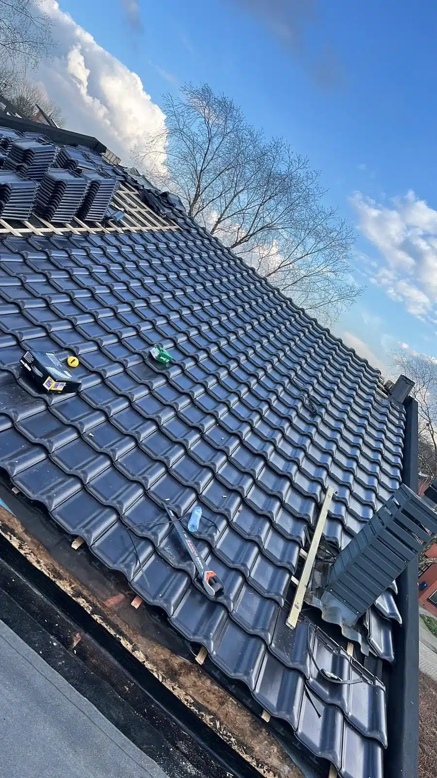 Nieuw pannendak met glanzende keramische dakpannen na vervanging