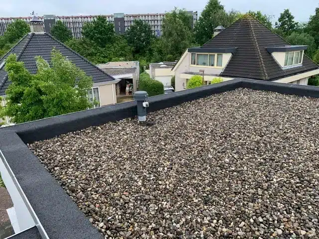 Dakinspectie van een plat dak met grindballast in Arnhem
