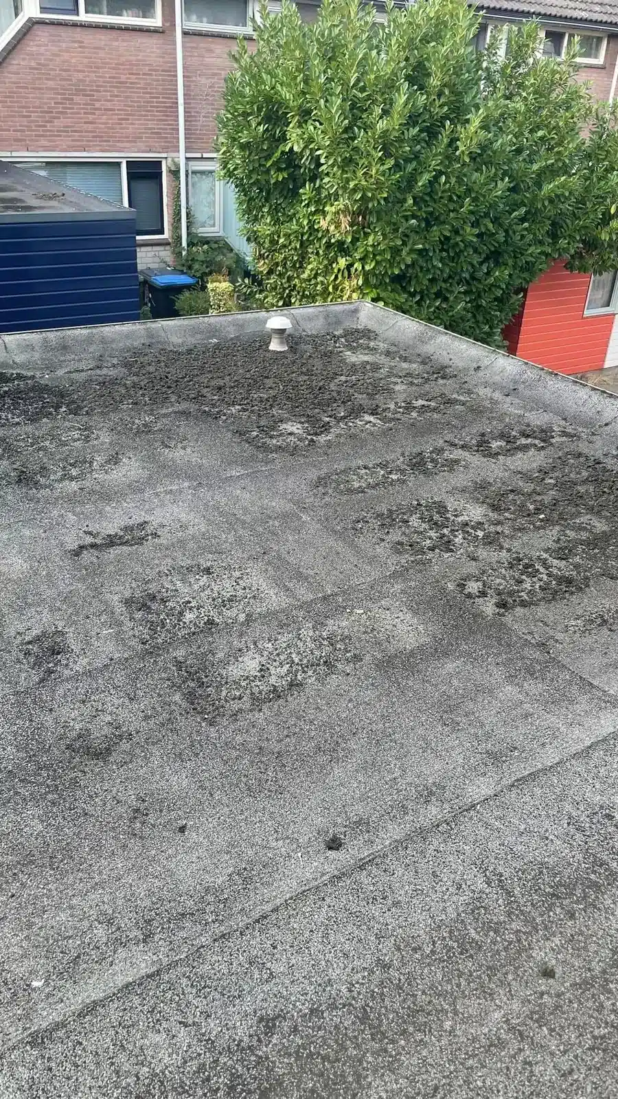 Versleten bitumen dak dat aan vervanging toe is