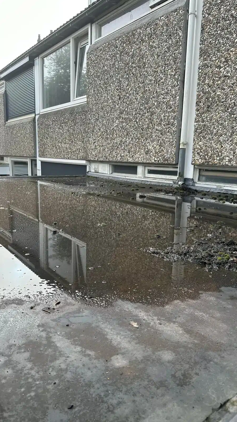 Wateroverlast bij dakafvoer en regenpijp door daklekkage